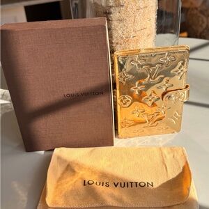 LOUIS VUITTON
Monogram Miroir PM Agenda in Limited Edition Gold.